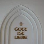 Gott ist Liebe - Die zentrale Botschaft über unserer Kanzel im Kirchensaal.